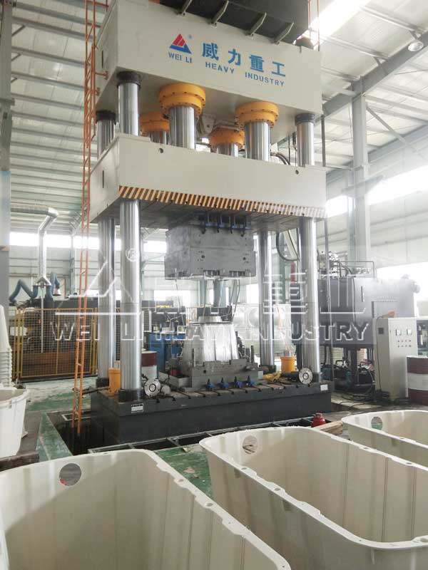 2000噸SMC凈水槽模壓成型油壓機客戶現(xiàn)場圖